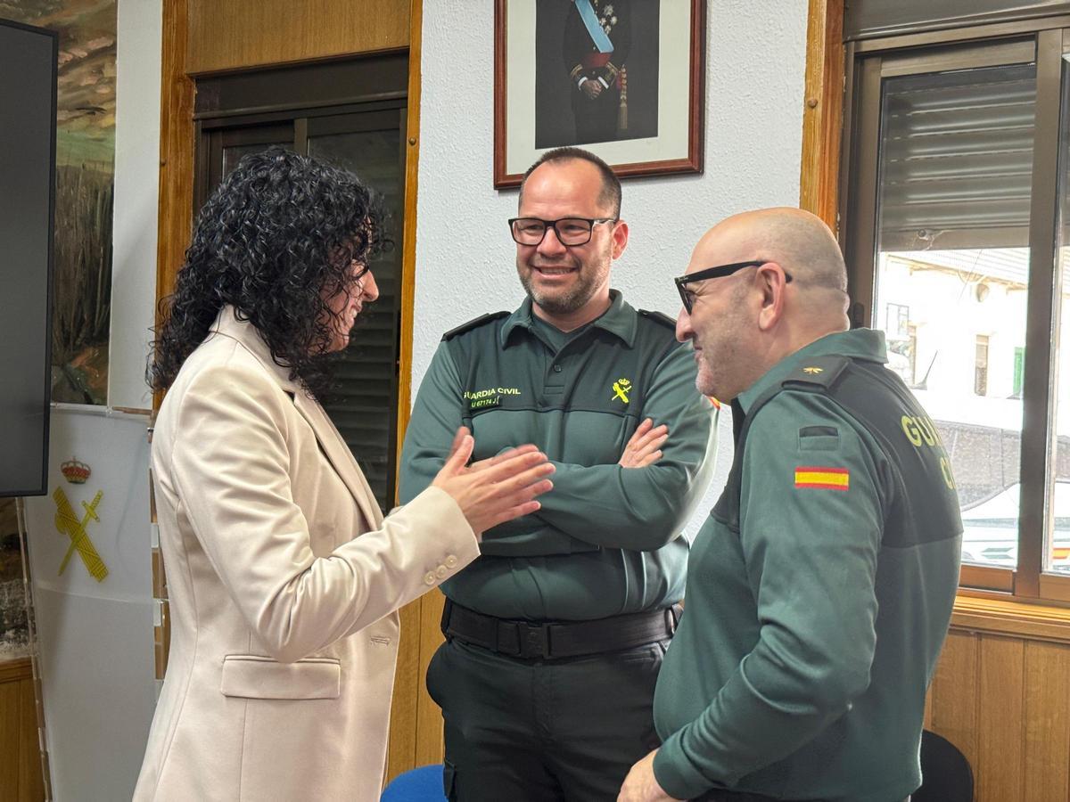 La alcaldesa Lara Romero conversa con agentes de la Guardia Civil.