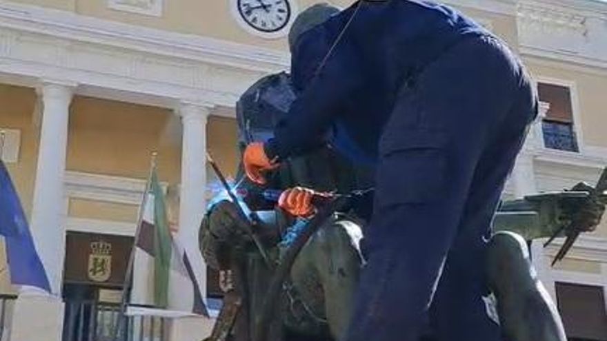 Reparación de la estatua de Luis de Morales