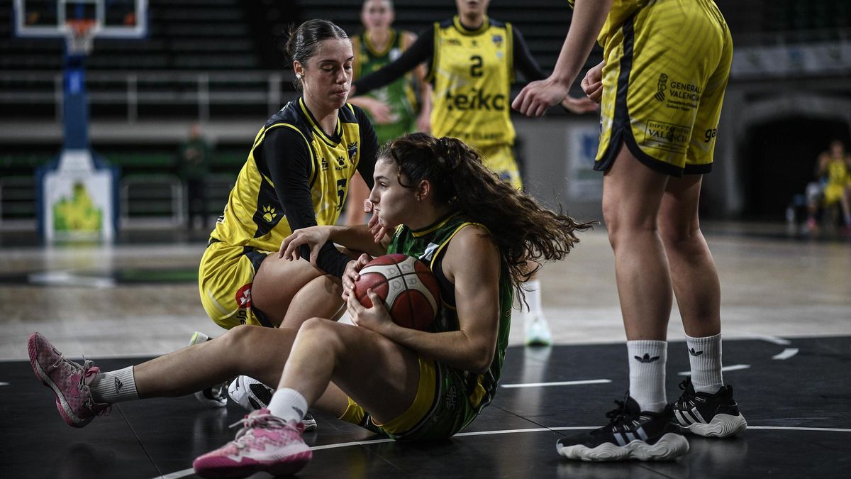 Lucía Fontela se queda con un balón durante el partido de este sábado.