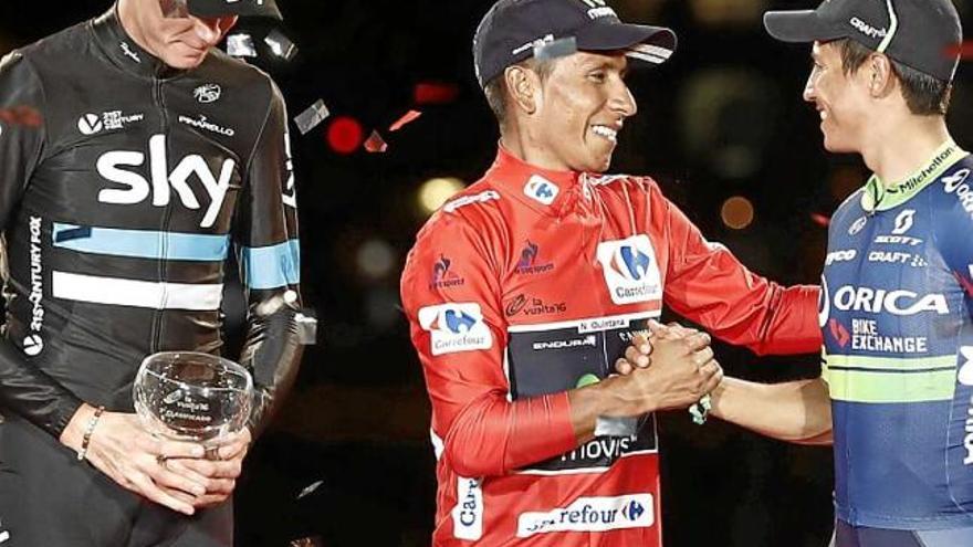 Els colombians Quintana i Chaves se saluden en presència de Froome