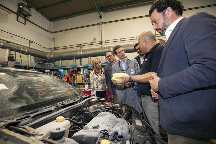 15.04.19. Las Palmas de Gran Canaria. El líder del PP y candidato a presidente del Gobierno, Pablo Casado, visita el centro de formación técnico-profesional del metal de Las Palmas de Gran Canaria, Femepa, acompañado por los dirigentes del partido en Canarias, Asier Antona y Australia Navarro. Foto Quique Curbelo  | 15/04/2019 | Fotógrafo: Quique Curbelo