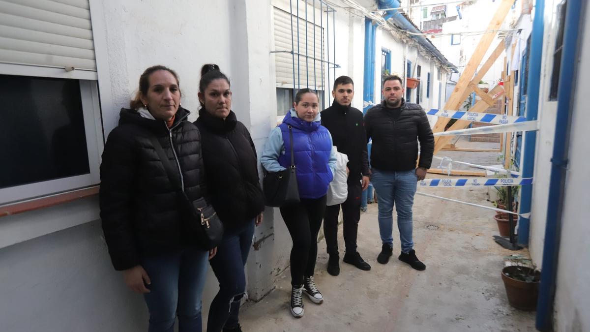 Vecinos afectados por el desalojo de varias viviendas de la Casa de Paso.