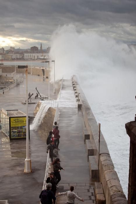 El oleaje en Gijón obliga a cerrar el Muro