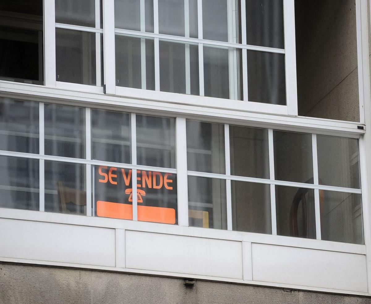 Cartel de «Se vende» en la galería de una vivienda.