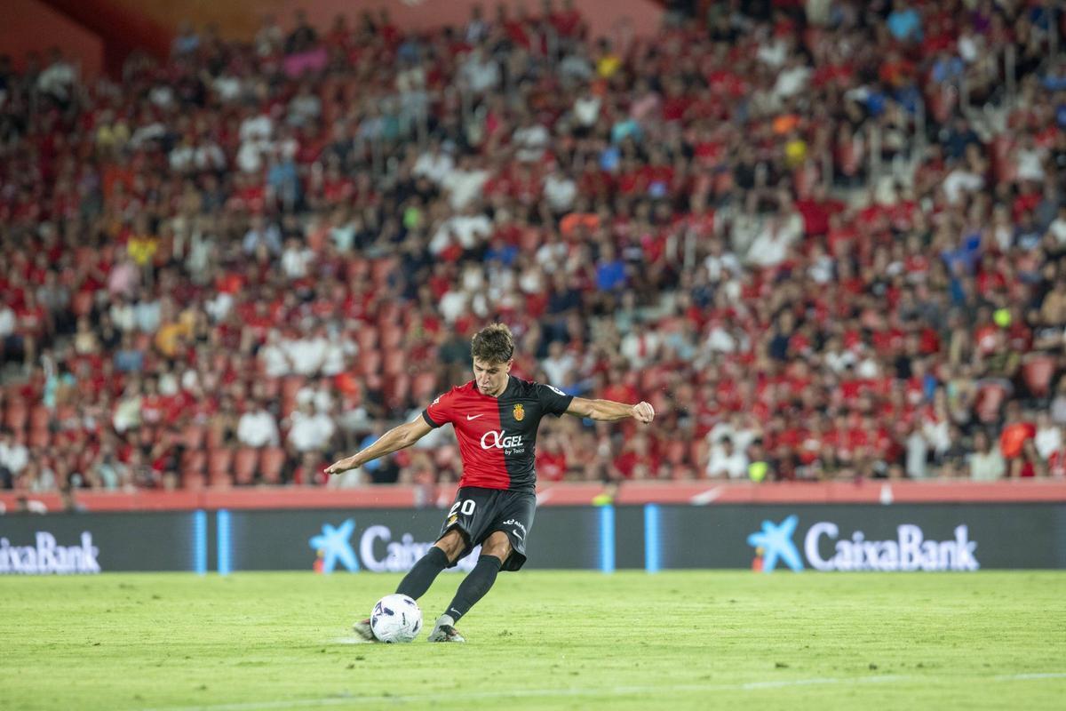 Pablo Torre, en el momento que lanza la falta del gol ante el Valladolid.
