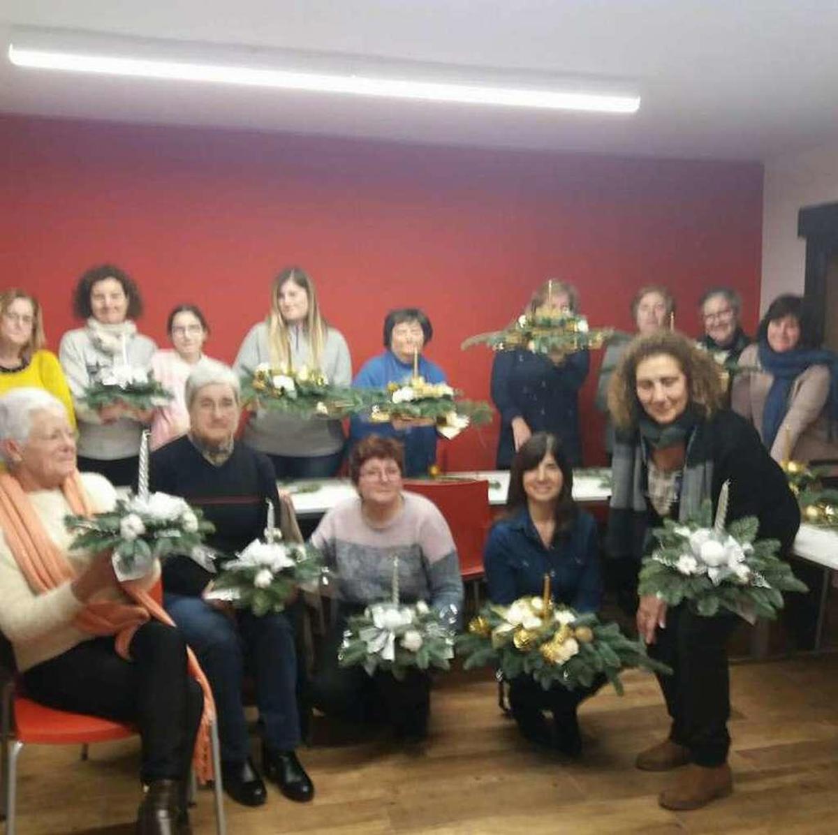 Las mujeres del barrio candasín de El Regueral demuestran su arte