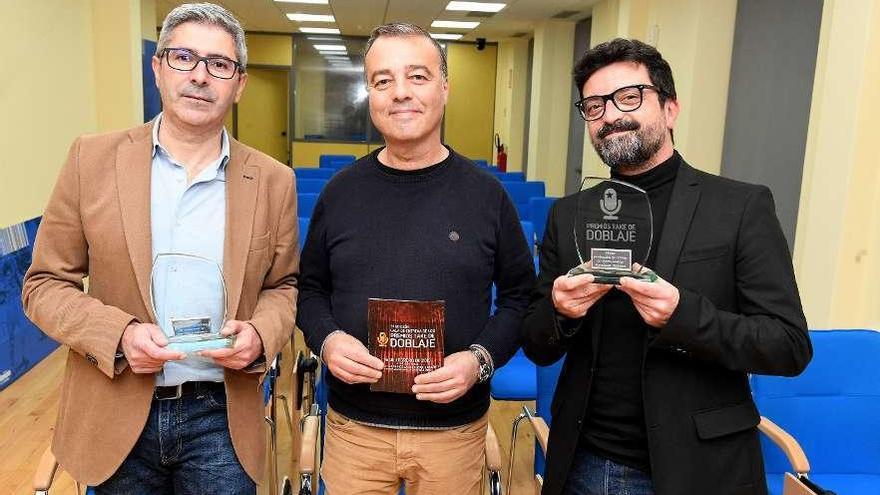 Carlos Castro, Roberto Reboiro y Javier López con los galardones.