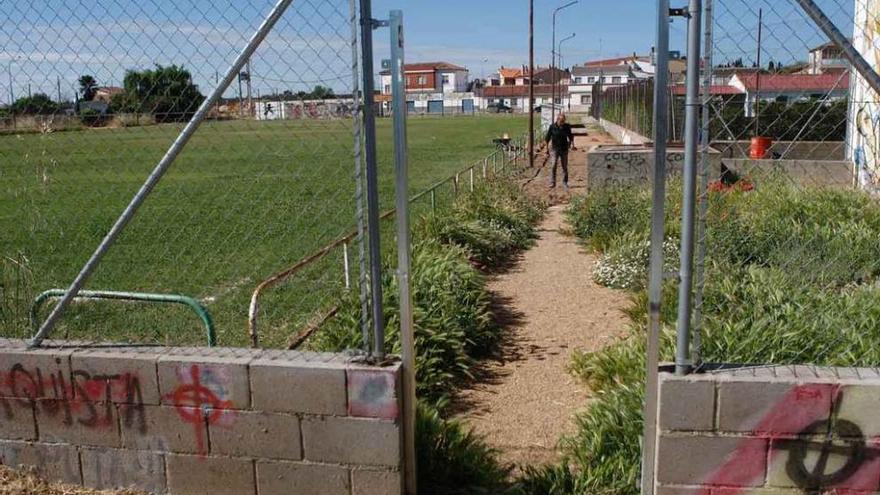 El hueco de una de las puertas sustraídas, que da acceso al campo de fútbol de Pinilla.