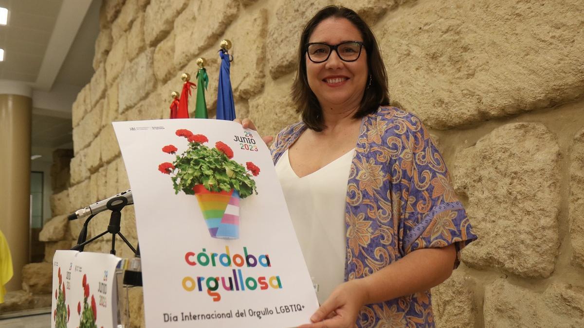 María Luisa Gómez, teniente de alcalde delegada de Igualdad mostrando el cartel del Orgullo 2023.