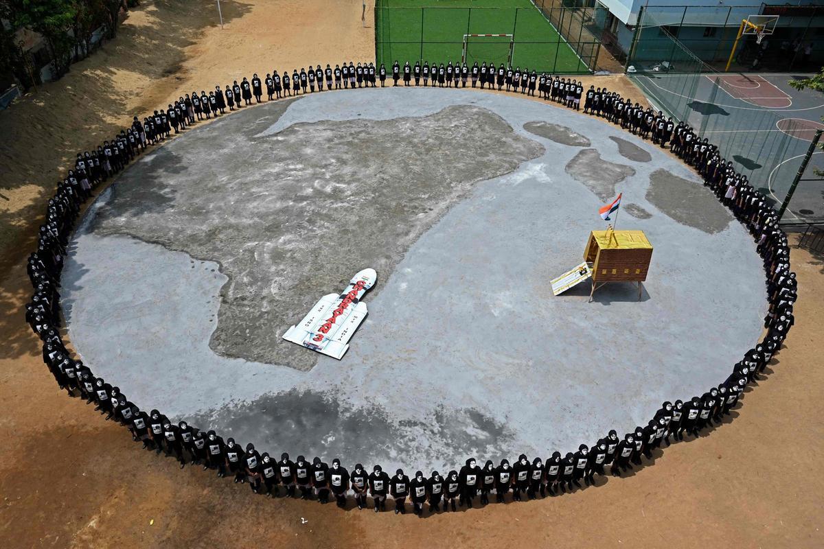 India se convierte en el primer país en aterrizar en el polo sur de la Luna. Estudiantes hindúes con la cara pintada se reúnen para celebrar la misión de la Organización India de Investigación Espacial (ISRO)  del aterrizaje en la luna del Chandrayaan-3