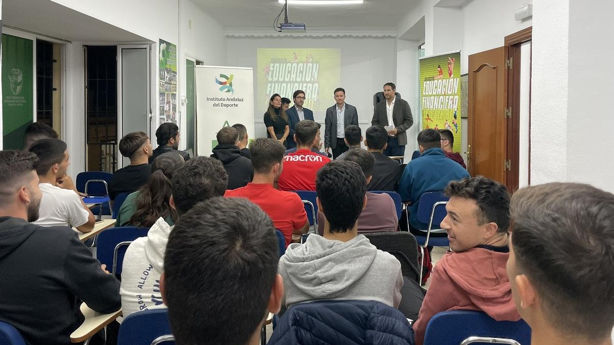 Una de las charlas celebradas por Edufinet con la asociación de periodistas deportivos APDM en Málaga.