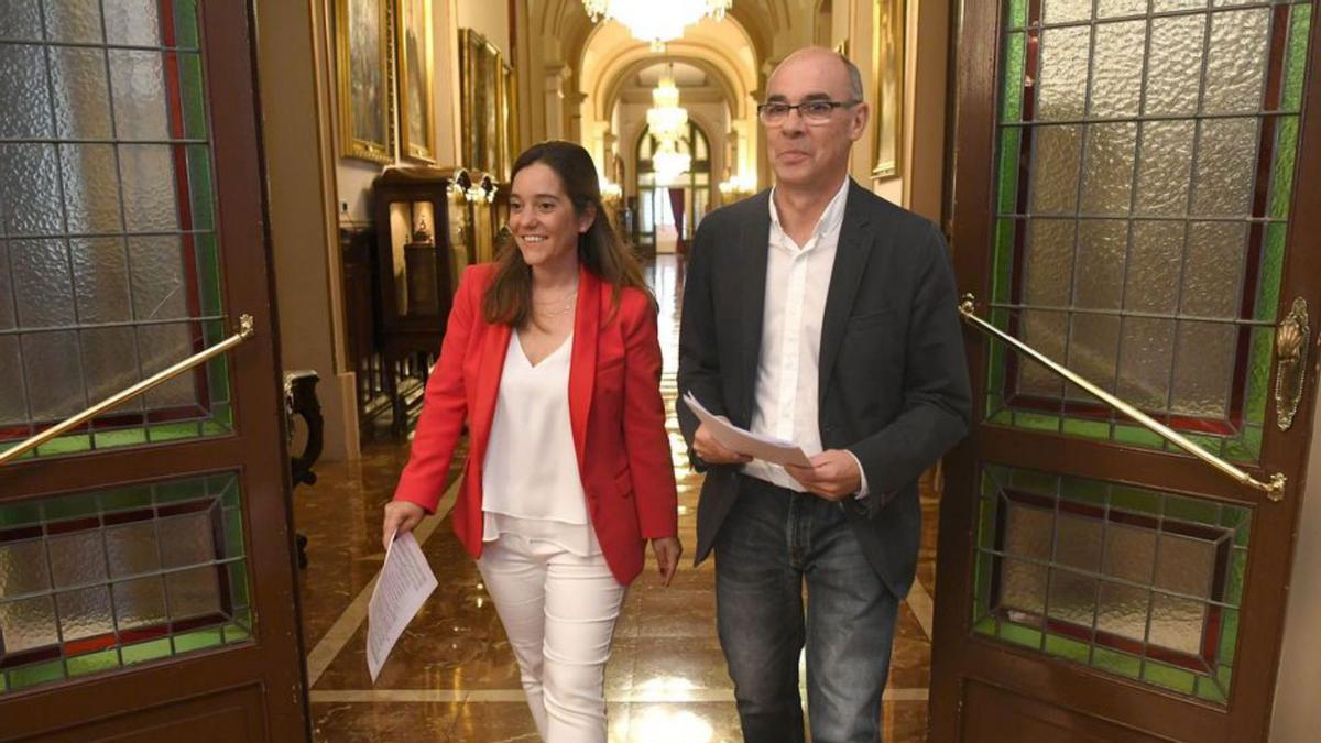 Inés Rey y Francisco Jorquera, en la firma del acuerdo de mandato suscrito entre PSOE y BNG el pasado junio.