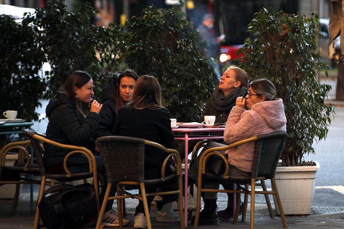 Varias personas desayunan en una terraza del centro de Barcelona.