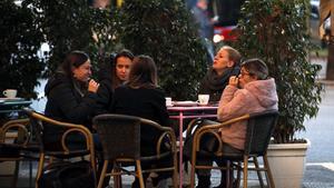 Varias personas desayunan en una terraza del centro de Barcelona.