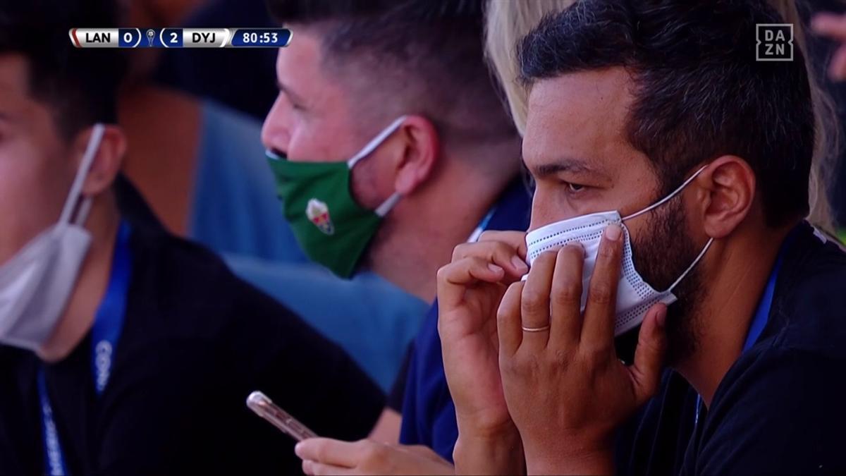 Bragarnik con la mascarilla del Elche siguiendo el partido de Defensa y Justicia