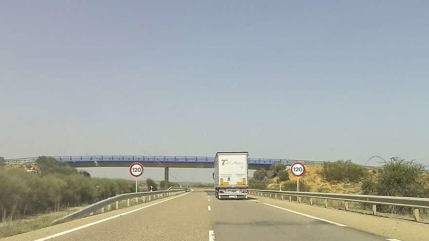 Tramo de la autovía A-66 en la provincia de Zamora, que está en muy mal estado.
