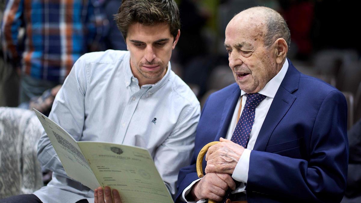 Joaquín Pueyo, con uno de sus nietos, durante la presentación del tráiler del documental 'Donde duerme la trufa. Joaquín, el pionero de la trufa alavesa'.