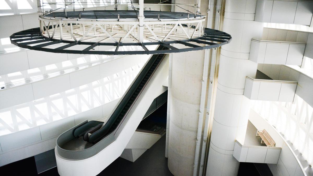 Interior de la Torre del Agua de la Expo de Zaragoza, antes de iniciar sus obras de reconversión.