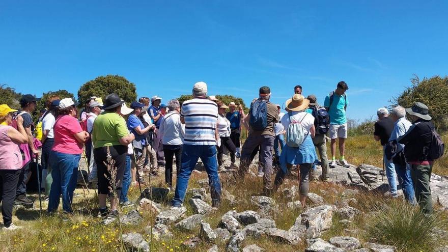 Visita al Castro Las Labradas de la Asociación de Pobladura el pasado verano. | E. P.