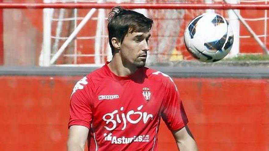 Sangoy observa la trayectoria del balón durante el entrenamiento de ayer.