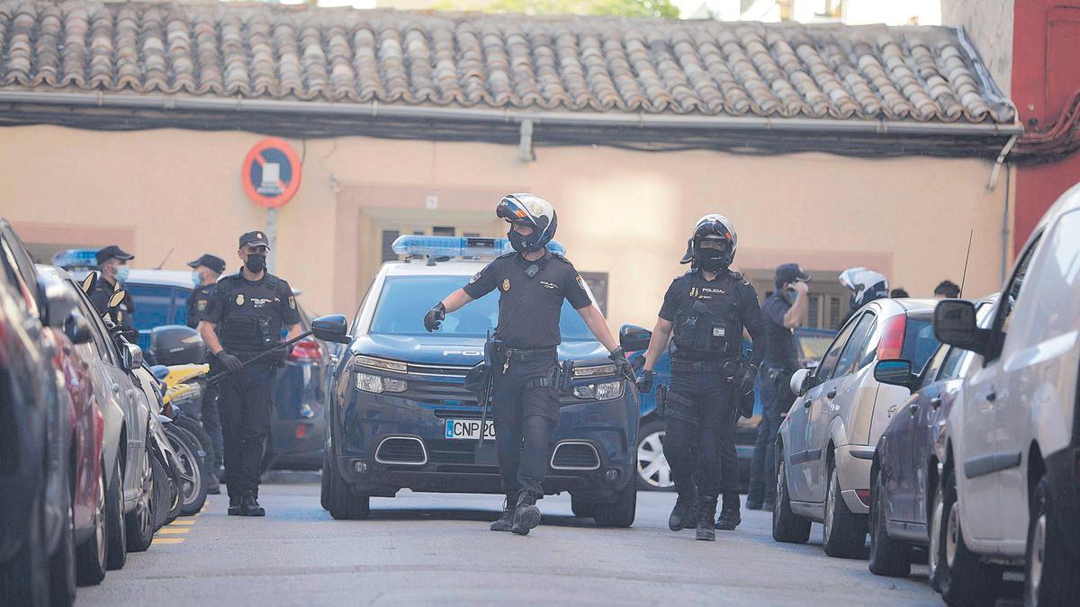 Un gran contingente policial mantuvo ayer cortada la calle Sant Fulgenci mientras los investigadores examinaban el lugar del tiroteo.