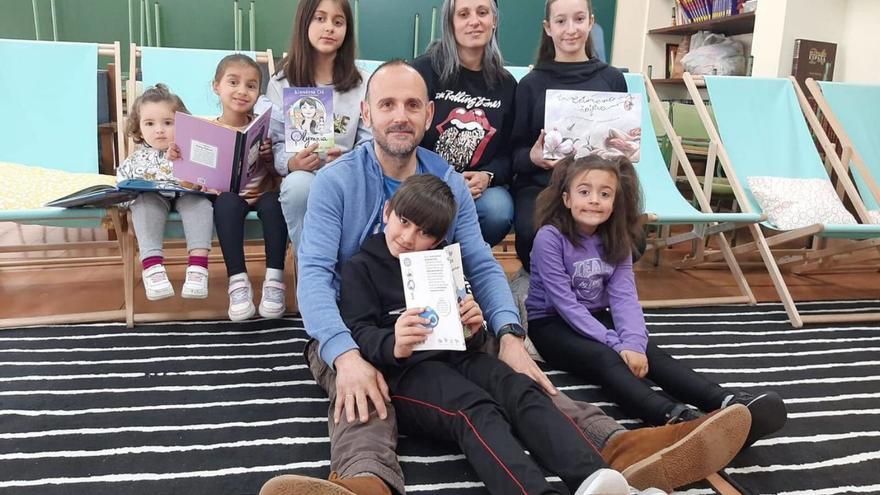 Arriba por la izquierda, Paula Alonso, Azahara Dual, Samanta Huelga, Eva Fernández y Paula Gómez. Sentados, delante, Jacobo Vázquez con Iván Dual y Amira Huelga, en la biblioteca del centro.| L. P.