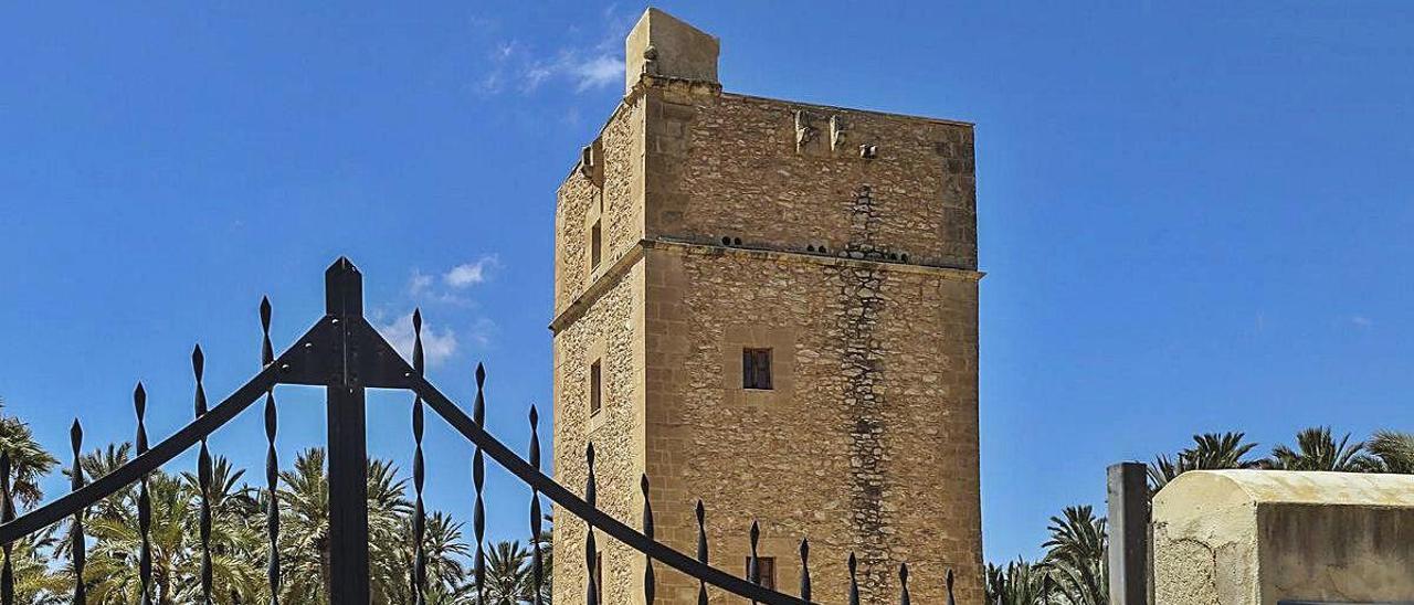 Turistas contemplando esta semana la Torre de Vaíllo desde la puerta, ya que el acceso está cerrado.