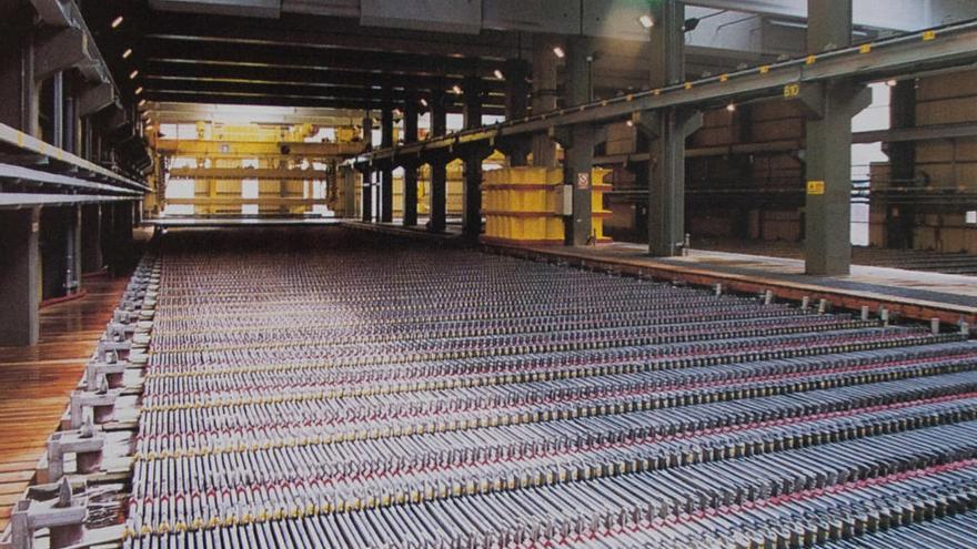 Instalaciones de electrolisis en la fábrica de Asturiana de Zinc.