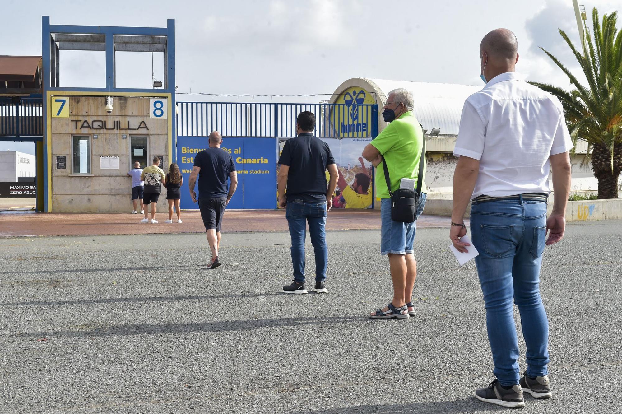 Aficionados de la Unión Deportiva retirando los abonos