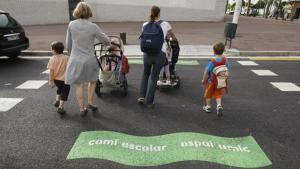 Madres con sus hijos, camino del colegio, en la Vila Olímpica. 