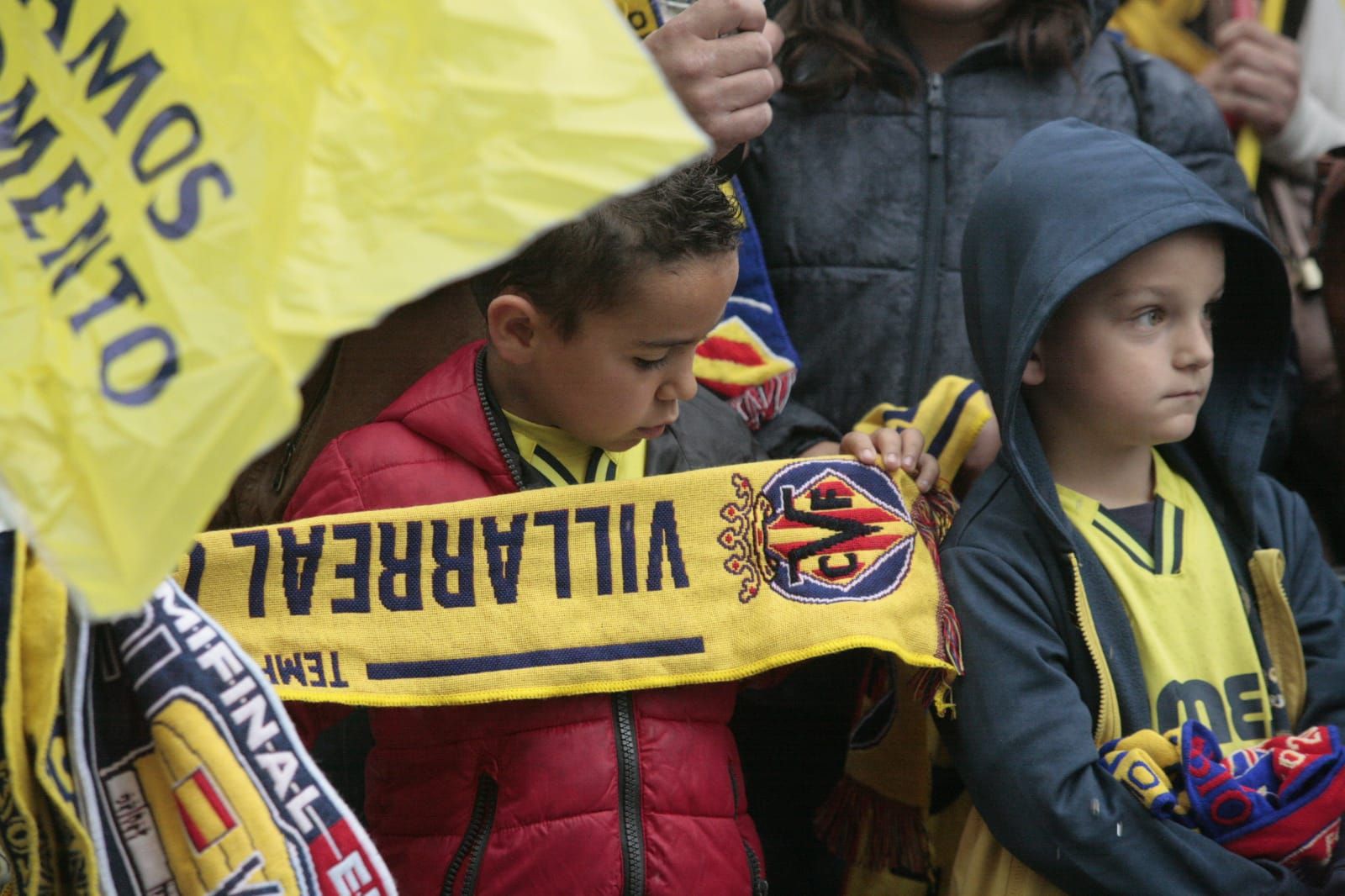 Fotogalería | La lluvia no frena las ganas de la afición del Villarreal de ver a su equipo en la final de Champions