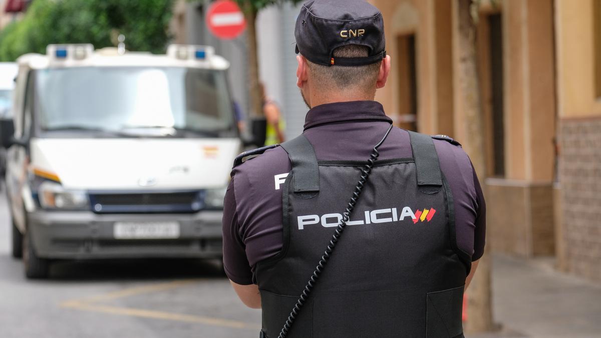 Un agente de la Policía Nacional de Elda-Petrer durante una operación.