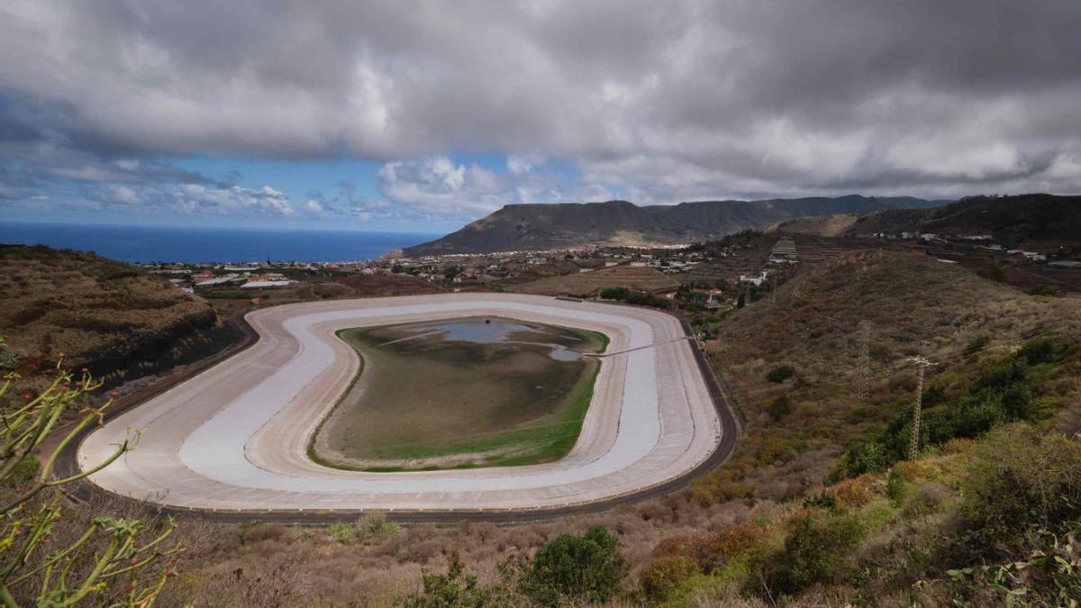 La balsa de Valle Molina, en el municipio de Tegueste, se encuentra prácticamente vacía
