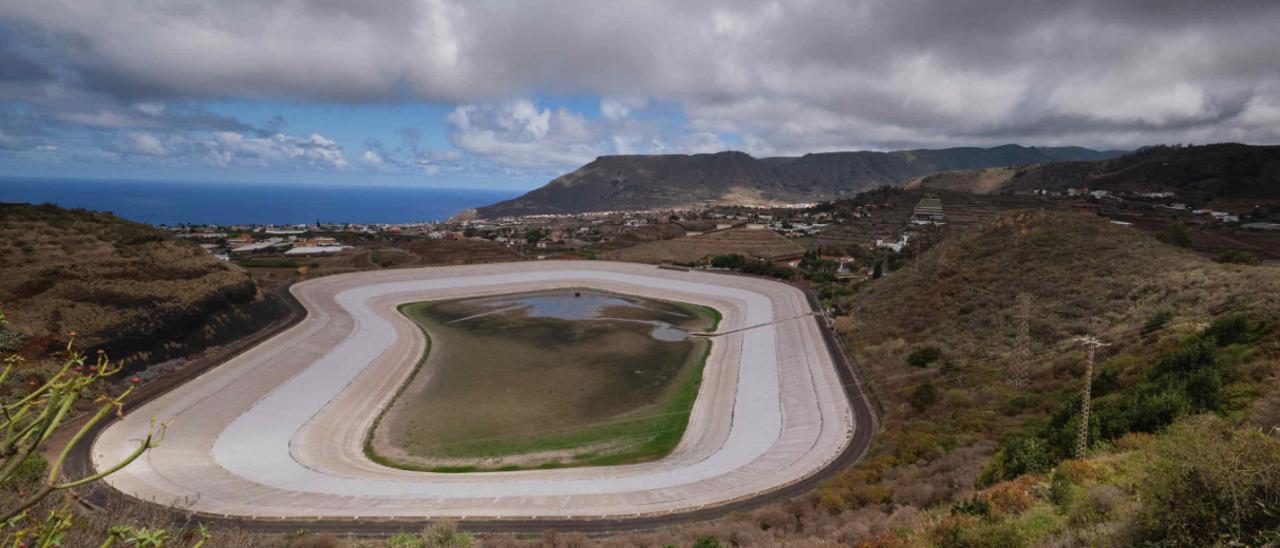 La balsa de Valle Molina, en el municipio de Tegueste, se encuentra prácticamente vacía