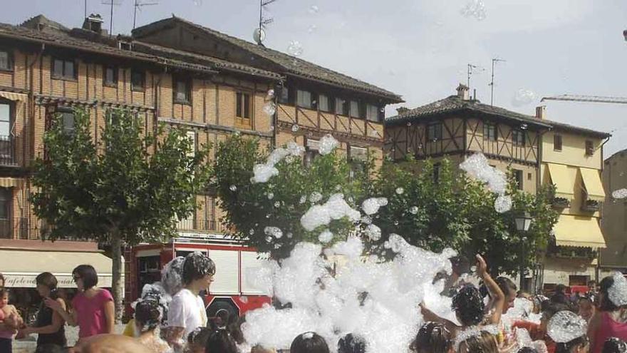 Niños disfrutan de la fiesta de la espuma de una edición anterior. Foto