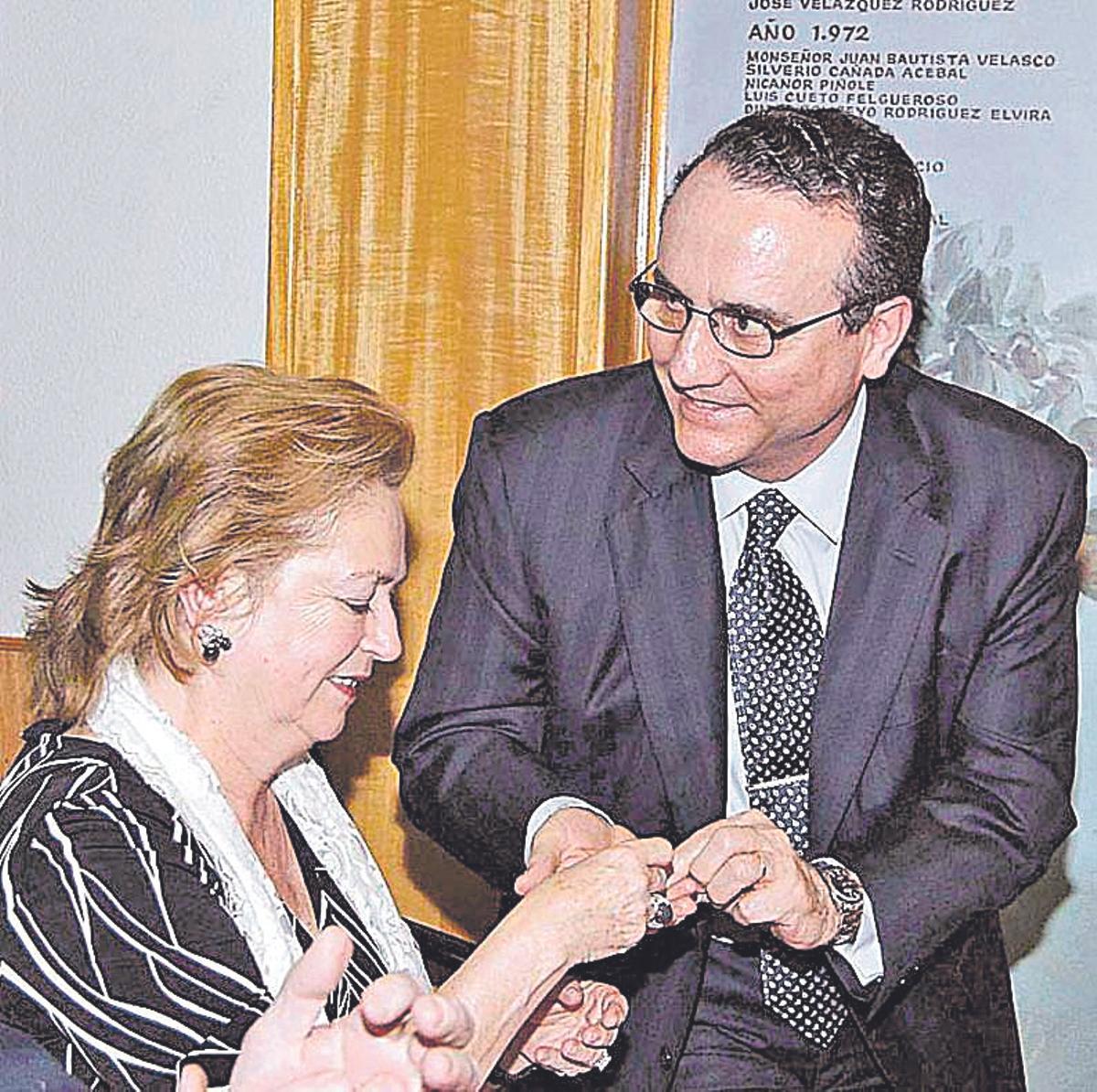 Javier Moll y Arantza Sarasola, con la 'Manzana de Oro'