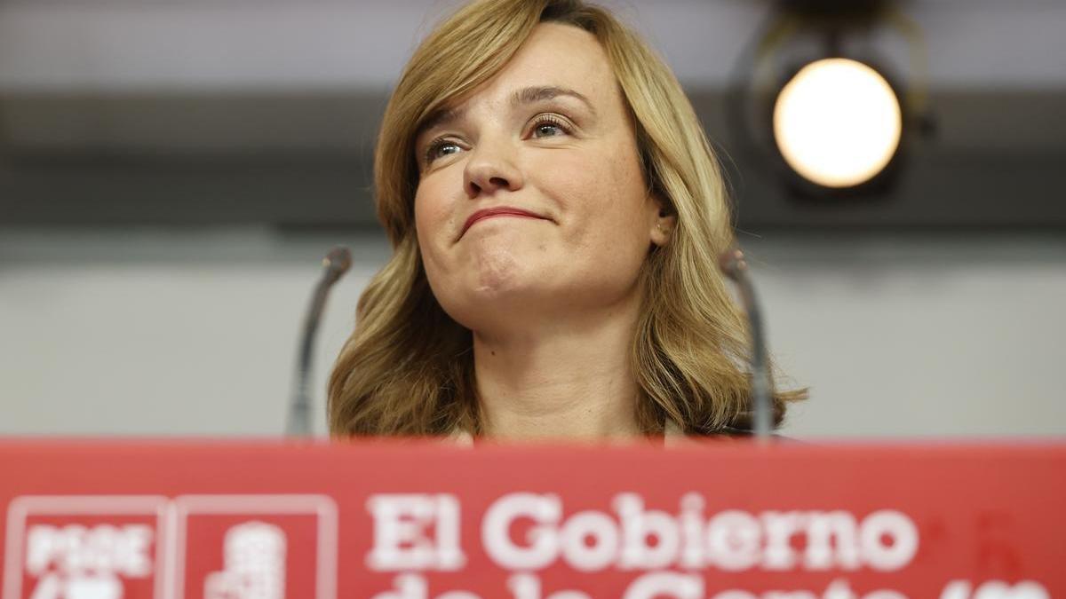 La portavoz del PSOE y ministra de Educación, Pilar Alegría, este lunes en la rueda de prensa en la sede socialista de Ferraz.