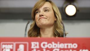 La portavoz del PSOE y ministra de Educación, Pilar Alegría, este lunes en la rueda de prensa en la sede socialista de Ferraz.