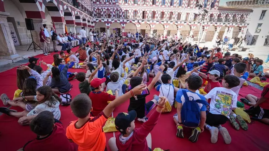 Vídeo | Los niños de Badajoz defienden la ciudad