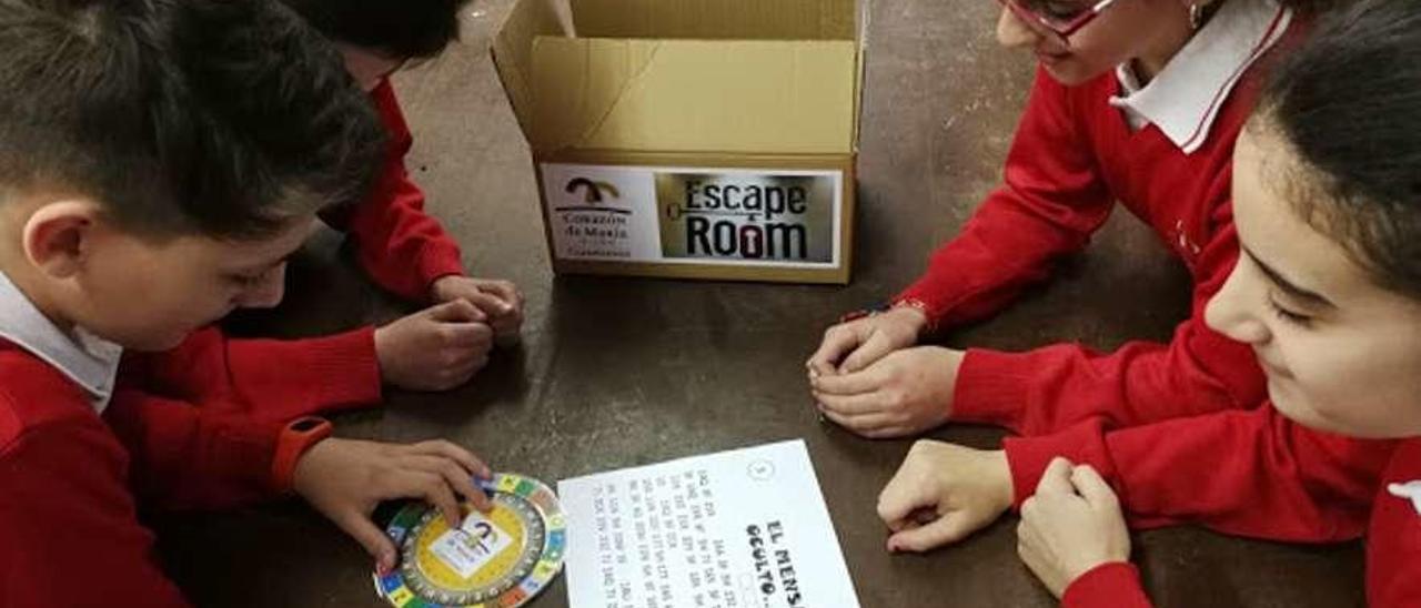 Varios alumnos del Codema juegan una partida de su &quot;Escape Room&quot; educativo.