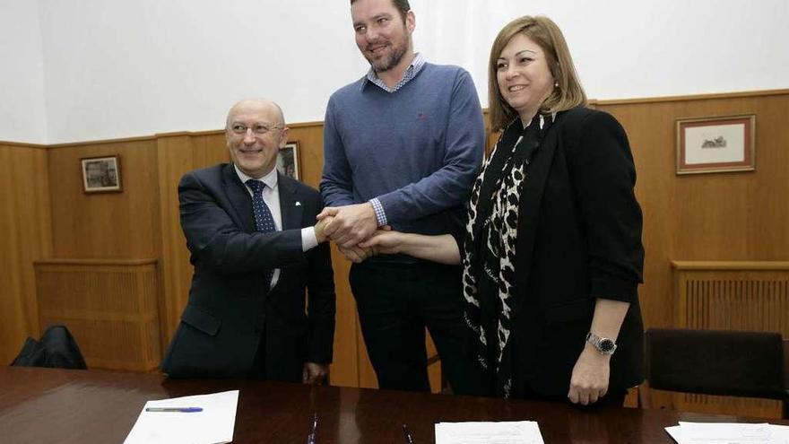 José Antonio Seoane, José López, y María Teresa Cores, ayer, tras firmar el convenio. // Bernabé/Cris M.V.