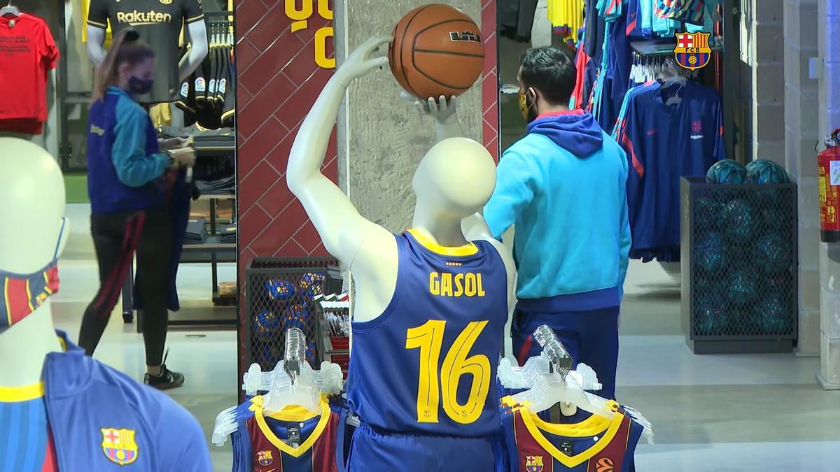 Así luce la camiseta de Pau Gasol en las tiendas oficiales del club