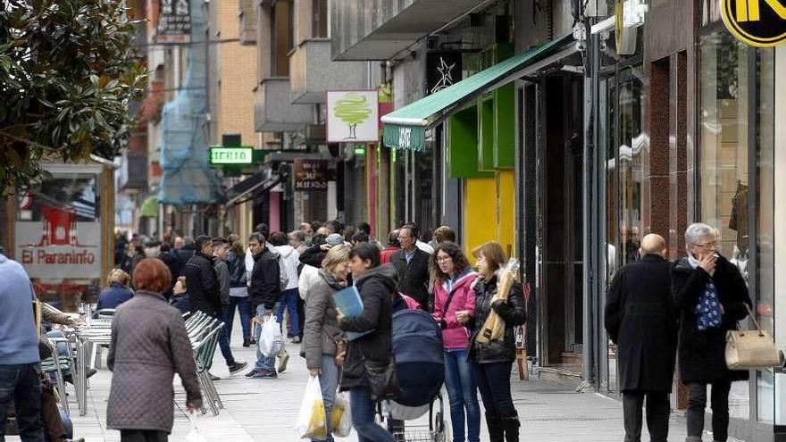 Calle la Vega, uno de los centros del comercio local en Mieres.