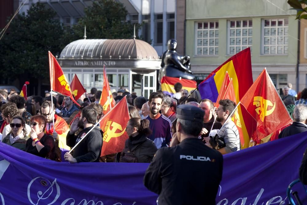 Ambiente en la calle durante la entrada a los premios y concentración antimonarquía