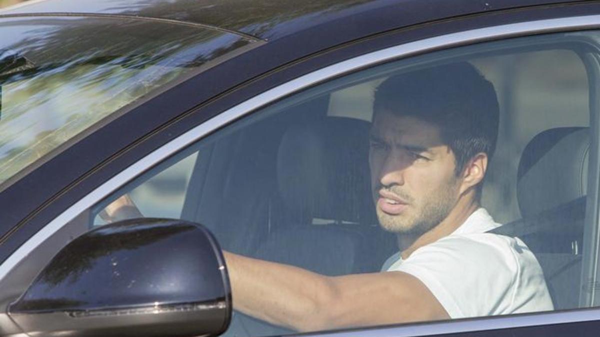 Luis Suárez tuvo un leve accidente con André Gomes