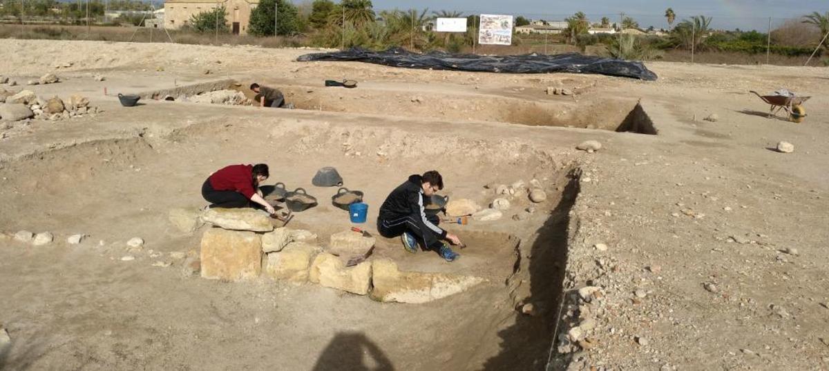 Hallan otra representación femenina labrada en hueso en La Alcudia