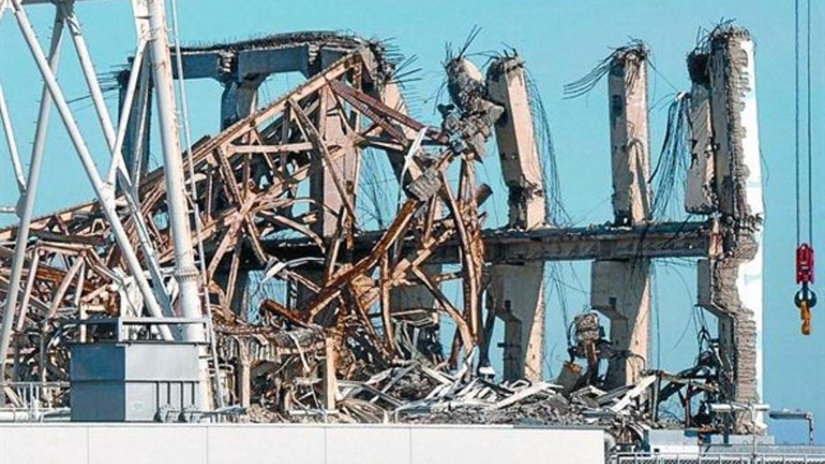 Parte superior del edificio que contenía el reactor número 3 de la central de Fukushima, ayer.