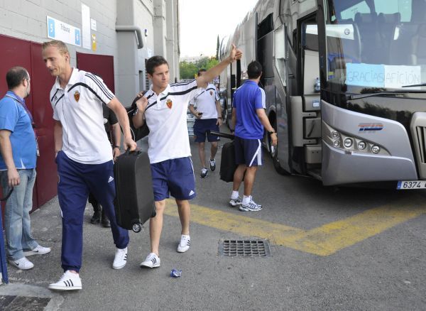 Apoteósica llegada del Real Zaragoza al Ciudad de Valencia.