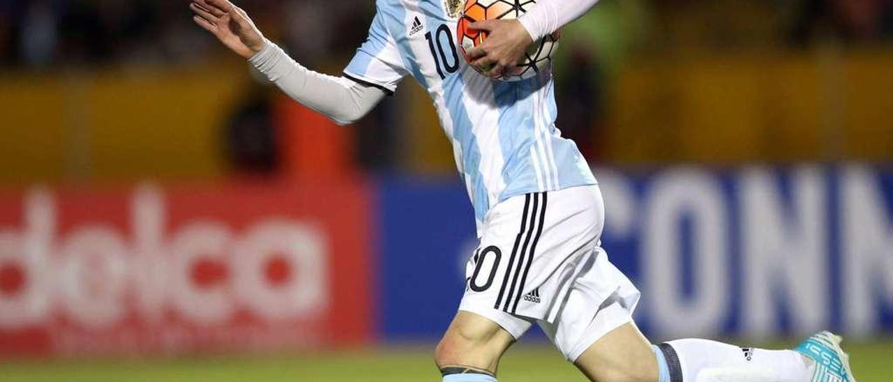 Messi corre con el balón tras marcar el primer gol en Ecuador. // Efe