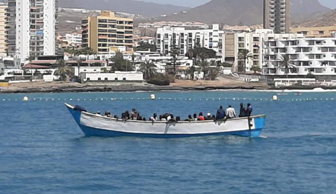 Llegada de una patera al sur de Tenerife.